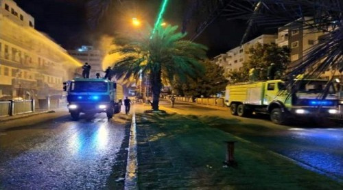 فرق الدفاع المدني تنفذ حملة رش وقائية لشارع المعلا الرئيسي