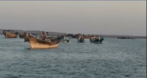 مليشيا الحوثي تحتجز مئات الصيادين وعشرات العائلات في الحديدة