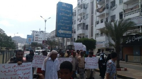 طالبت بصرف المرتبات.. مسيرة احتجاجية لجرحى الحرب وأسر الشهداء في العاصمة عدن