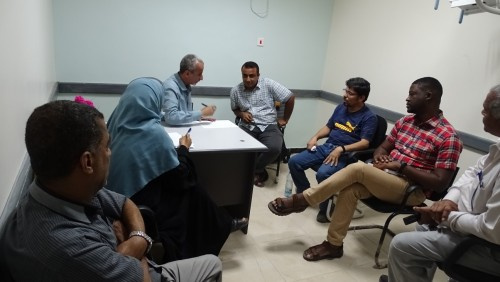 الشبحي ومنسق منظمة أطباء بلا حدود الفرنسية يناقشان آلية العمل المتبعة بمركزي الحجر الصحي في مستشفى الأمل والكمتي هول 
