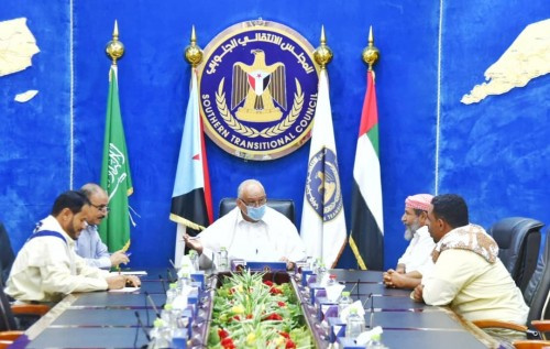 الوالي يناقش مع قيادة الجمعية الاستثمارية سُبل تنسيق الجهود لمساعدة المنكوبين بالعاصمة عدن