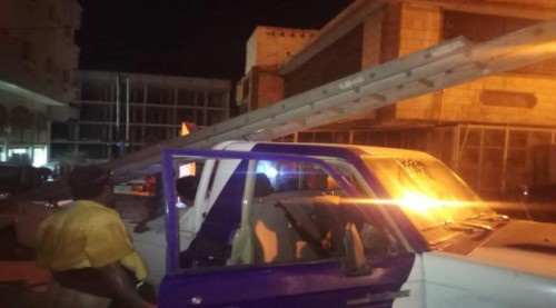 قوات تابعة للواء العاصفة تساند عمال صيانة الكهرباء لإعادة التيار لمديريات عدن