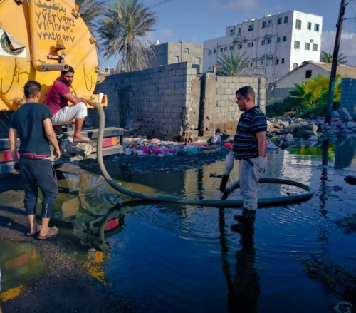 دائرة الشباب والطلاب بالانتقالي تواصل مبادرتها في رفع مخلفات الأمطار بالعاصمة عدن