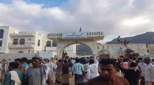 طالبوا برحيل المحافظ.. أهالي سقطرى يقتحمون مبنى المحافظة ويرفعون علم الجنوب