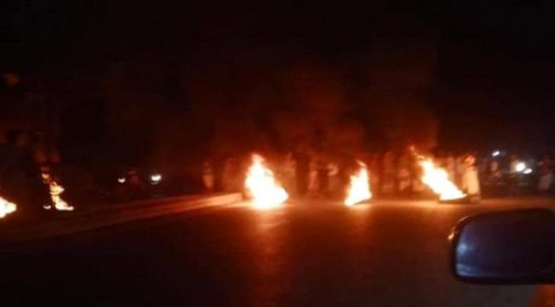 مواطنون يقطعون الخط الدولي بين حضرموت والمهرة احتجاجا على تردي الكهرباء
