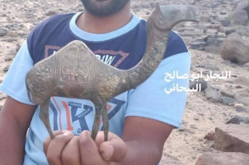 العثور على مقبرة تضم آثار ونقوش قديمة بشبوة