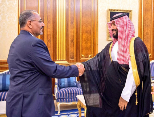 بدعوة من سمو ولي العهد.. الرئيس الزبيدي يصل إلى المملكة العربية السعودية
