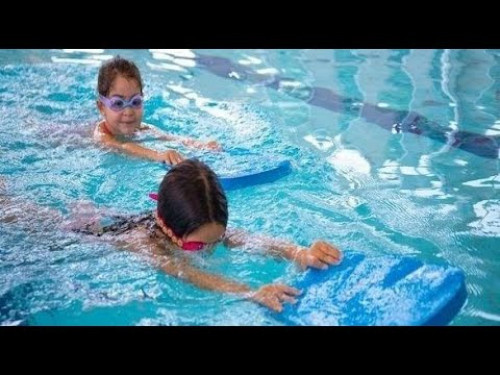 هل تنقل مياه المسابح فيروس كورونا؟.. خبراء يجيبون