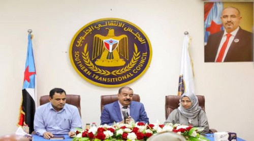 رئيس الإدارة الذاتية يلتقي بعدد من شيوخ القبائل والوجهاء والشخصيات الاجتماعية من وادي وصحراء حضرموت