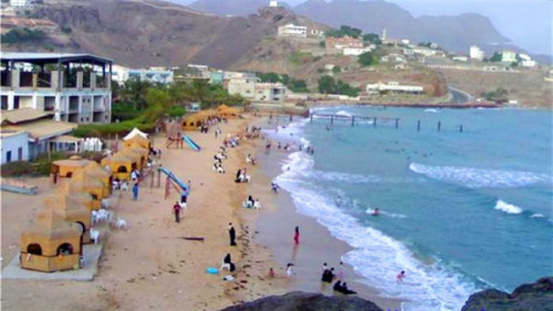 تحذيرات للمواطنين من السباحة بشواطئ عدن خلال الأيام القادمة