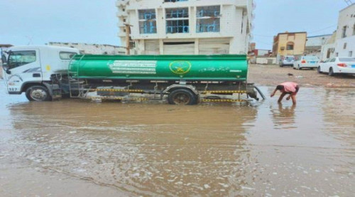فرق البرنامج السعودي تنتشر لسحب مياه الأمطار بالعاصمة عدن