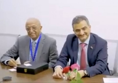محافظ عدن يُعزي في رحيل الهامة الدبلوماسية الدكتور عبدالعزيز الدالي