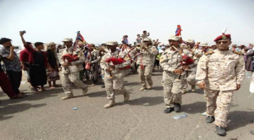 مسيرة راجلة للعسكريين الجنوبيين إلى مقر التحالف وتلويح بتصعيد ينهي المماطلة