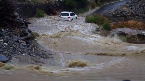 تحذيرات من استمرار هطول الأمطار وتدفق للسيول على عدد من المحافظات