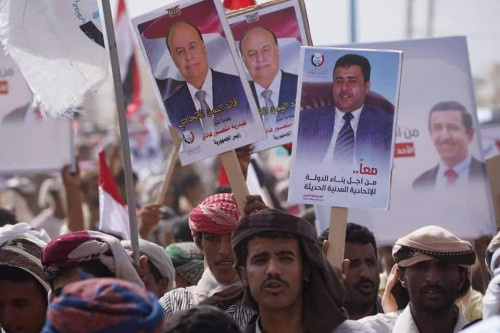 فضيحة.. قيادي حوثي يشارك بمسيرة ائتلاف الإخوان في شبوة!