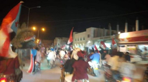 شباب حضرموت يرفعون أعلام الجنوب على قمم مدينة سيئون