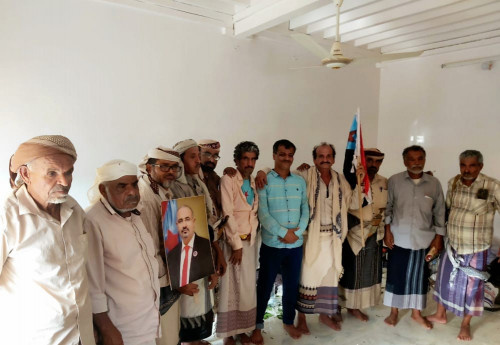 رئيس انتقالي شبوة يستقبل المعتقلين المفرج عنهم ويكرم طفلا رفض تسليم صورة الرئيس الزُبيدي لمليشيا الإخوان