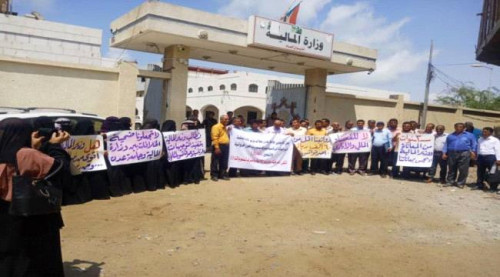 أكاديميو جامعة عدن يحملون وزارة المالية مسؤولية عرقلة رواتبهم