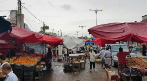 الحوثي يشن حربا اقتصادية شعواء على الجنوب فيما تستقبل مناطقه يوميا آلاف الشاحنات دون اعتراض
