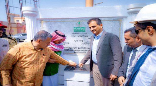 محافظ عدن يضع حجر الأساس لأربعة مشاريع طرقات