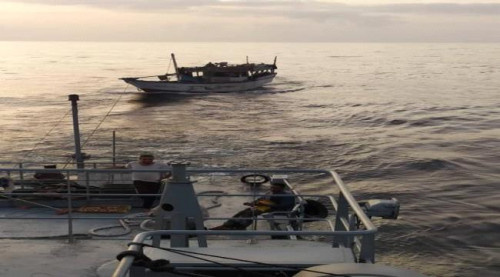 بعد تعرضها لخلل فني في عرض البحر.. اقتياد الزعيمة غزال 2 الى ميناء نشطون بالمهرة