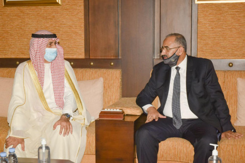 الرئيس الزُبيدي يقدم واجب العزاء لسعادة سفير دولة الكويت الشيخ علي بن خالد الصباح في رحيل امير دولة الكويت