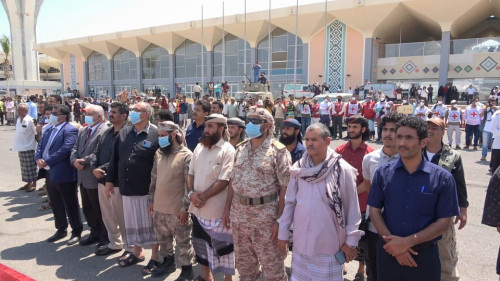 الوالي يتقدم جموع مستقبلي أسرى القوات الجنوبية المحررين في عملية التبادل مع المليشيات الحوثية