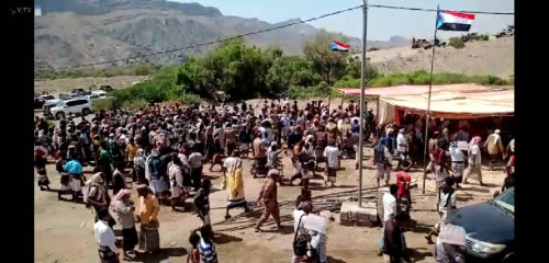 أبين.. حشد رسمي وقبلي يتقدمه النقيب ينهي قضية قتل جرت في منطقة باتيس