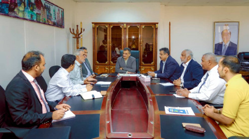 محافظ العاصمة عدن يلتقي لجنة مناقصات شراء الوقود