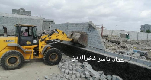 عدن.. حملة لإزالة العشوائيات في خورمكسر