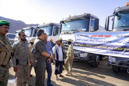 بتكلفة مليون 623 ألف دولار.. محافظ العاصمة عدن يدشن استلام وعمل عدد من سيارات الصرف الصحي