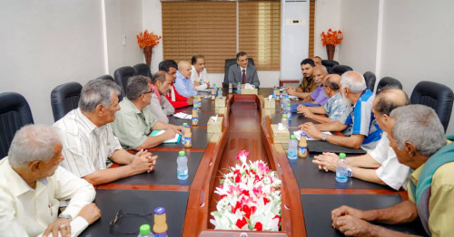 لليوم الثاني توالياً.. لملس يرأس اجتماعاً لمسؤولي القطاع السمكي ويقرّ عددا من الضوابط المنظمة لعملية بيع وشراء الأسماك