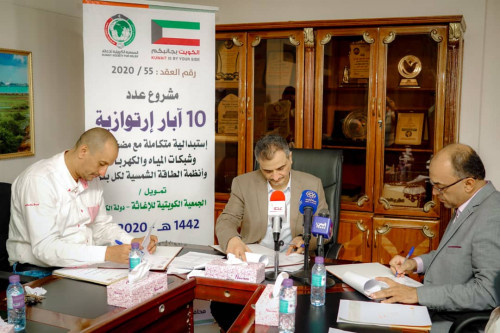 محافظ عدن يشهد مراسم توقيع اتفاقية مشروع حفر 10 آبار استبادلية في حقل بئر ناصر للمياه