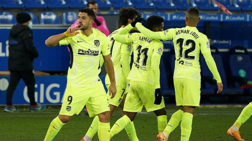 سواريز يقود أتلتيكو مدريد لاستعادة الصدارة بهدف في الوقت القاتل