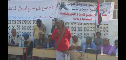 اجتماع موسع لقبائل المنطقة الوسطى بأبين يدعو التحالف إلى إخراج القوات من قرن الكلاسي وشقرة