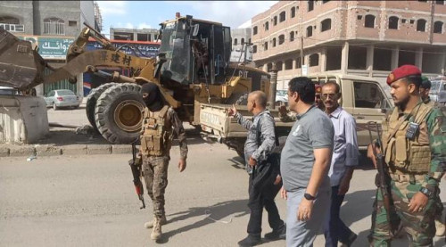 مأمور المنصورة يشرف على أعمال إزالة اللوحات الإعلانية والدعائية المخالفة من شوارع المديرية