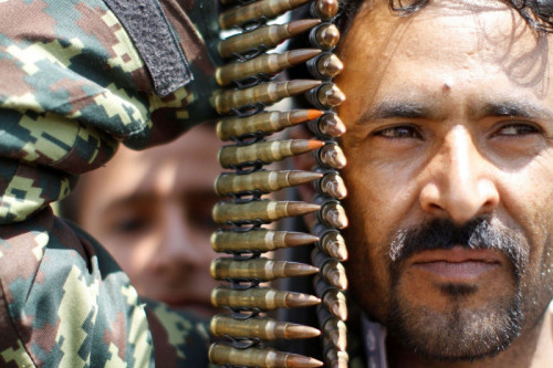 صحيفة بريطانية: القرار الأميركي يفرض سياسة الأمر الواقع ويدفع حلفاء الحوثيين للمضي في مسار التسوية