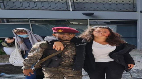 تكريم الجندي الذي أسعف موظفة الصليب الأحمر المصابة في تفجير مطار عدن الدولي