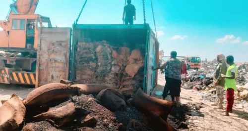 إتلاف سلع مخالفة للمواصفات في ميناء الحاويات بالعاصمة عدن(صور)