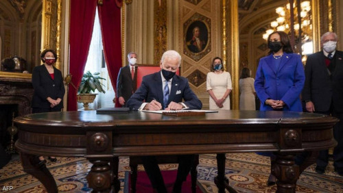 "3 ورقات".. أول توقيع للرئيس بايدن بعد التنصيب