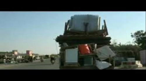 نزوح عشرات الأسر جراء قصف مليشيا الحوثي للأحياء السكنية جنوب مدينة الحديدة