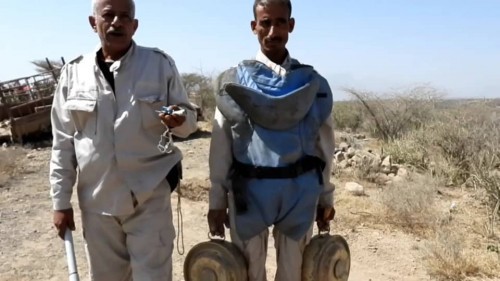 الفرق الهندسية تنزع ألغاماً جديدة في نفس مكان حادث انفجار لغم يوم أمس شمال الضالع، وتحذر المواطنين