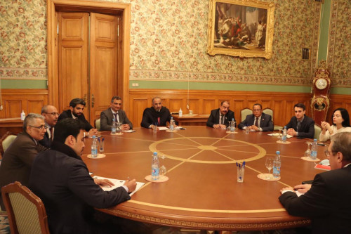 الرئيس الزبيدي يلتقي رئيس لجنة الشؤون الدولية بمجلس النواب الروسي "الدوما"