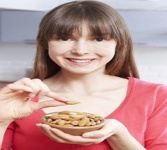 ماذا يحصل للجسم عند تناول اللوز يوميا؟