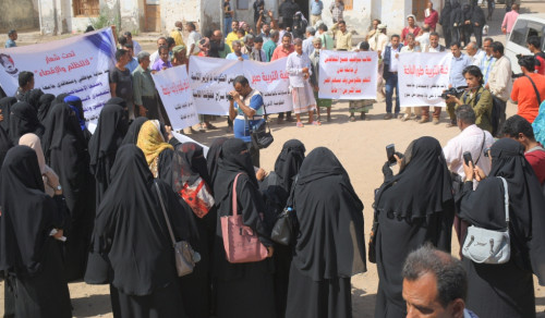 موظفو ومتعاقدو جامعة عدن يصعدون وقفتهم الإحتجاجية بمحافظة لحج وينددون بالبسط الممنهج على كليات الجامعة