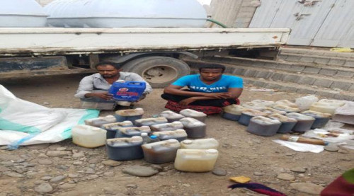 ضبط عصابة تبيع عسل مخلوط بزيت السيارات بالعاصمة عدن