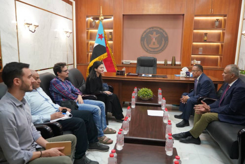 الدكتور الخُبجي يستقبل وفداً من مركز الحوار الإنساني في جنيف