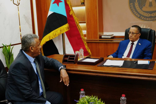 الخُبجي يطّلع على سير العمل بانتقالي أبين