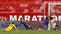 برشلونة يهزم إشبيلية بثنائية وينتزع المركز الثاني من غريمه ريال مدريد