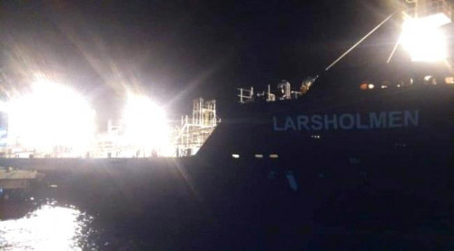 سفينة وقود الكهرباء ترسو في ميناء الزيت